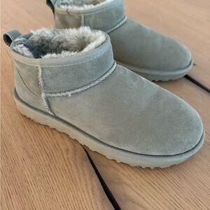UGG women’s Ultra Mini boots size 7/ green